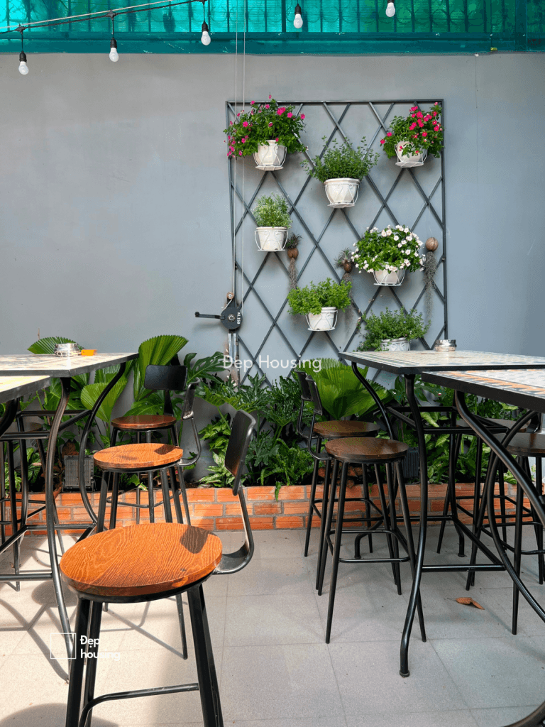 Trang trí hoa tại nhà hàng Hide Out